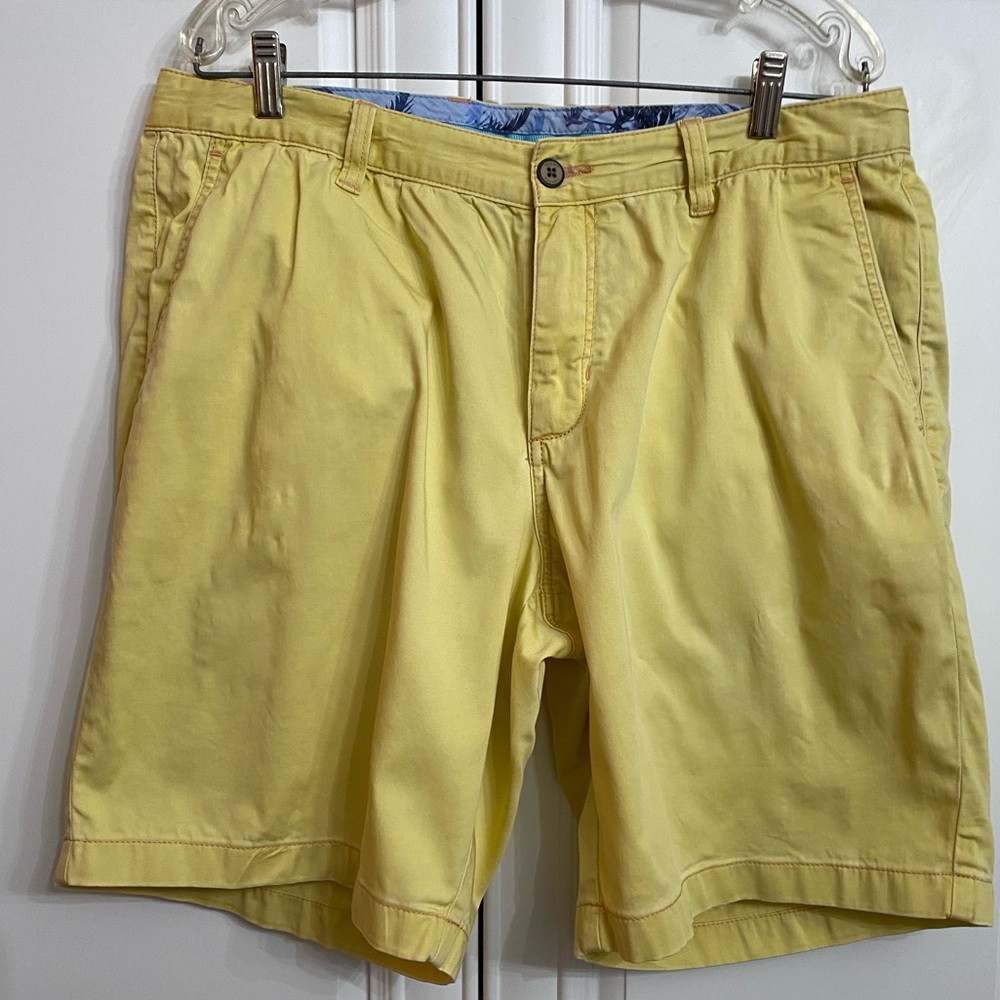 Tommy Bahama Men’s Size 35 Yellow Flat Front Chino Shorts with Four Pockets